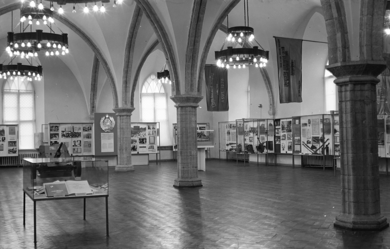 File:Eesti Ajaloomuuseum_Püsiekspositsioon Suurgildi hoone suures saalis 1974.jpg